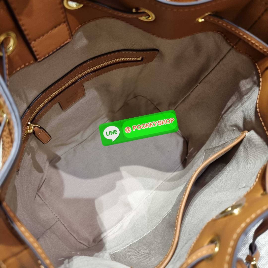 MCM MEDIUM ESSENTIAL DRAWSTRING BAG IN VISETOS กระเป๋าสะพายทรง bucket ไซส์ medium ใบใหญ่กำลังดี รูดเปิด-ปิดด้วยหนัง และยังมีกระดุมแม่เหล็กติดกันของหล่น พิเศษที่มีสายสะพายให้ 2 แบบ สายคล้องไหล่หรือถือได้ และสายสปอร์ตสะพายข้าง วัสดุหนังแคนวาสคุณภาพดี ภายในโ