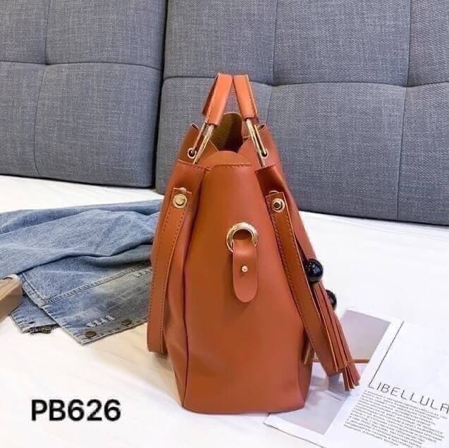 พร้อมส่ง PB626 (ผลิตใหม่งานดีกว่าเดิม) มาแล้วจ้า ครบสี รุ่นขายดีตลอดกาล งานเซตหรู ดูแพง ใบใหญ่ออกแบบสวยเข้ากับทุกชุด ตกแต่งพู่สวยงาม สายยาวติดกับตัวกระเป๋าถอด ไม่ได้ค่ะ ผลิตจากหนัง pu เกรดพรีเมี่ยม คุ้มมากได้ถึง 3 ใบ จัดเซตเข้ากั้นนนเข้ากัน สาวๆรีบจัดเลยจ