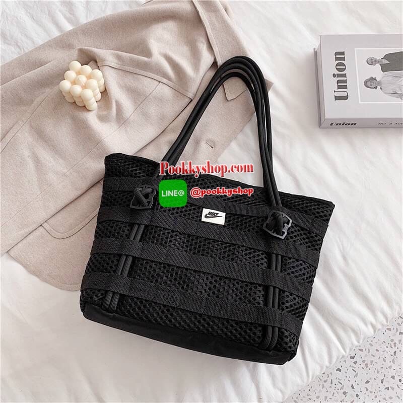 Brand : Nike Detail : กระเป๋าสะพายข้างสุดชิค เก๋ไก๋ด้วยลายที่โดดเด่นของ Nike ภายในกว้าง ใส่ของได้จำนวนมาก มีทั้งช่องซิป ช่องใส่ของเล็กๆ น้อยๆ กระเป๋าระบายได้ดีมาก สามารถใส่เสื้อผ้าไปออกกำลังกายได้เลย ราคาแบบนี้ใครยังไม่มีต้องเก็บไว้สักใบแล้วนะคะ กระเป๋าน้