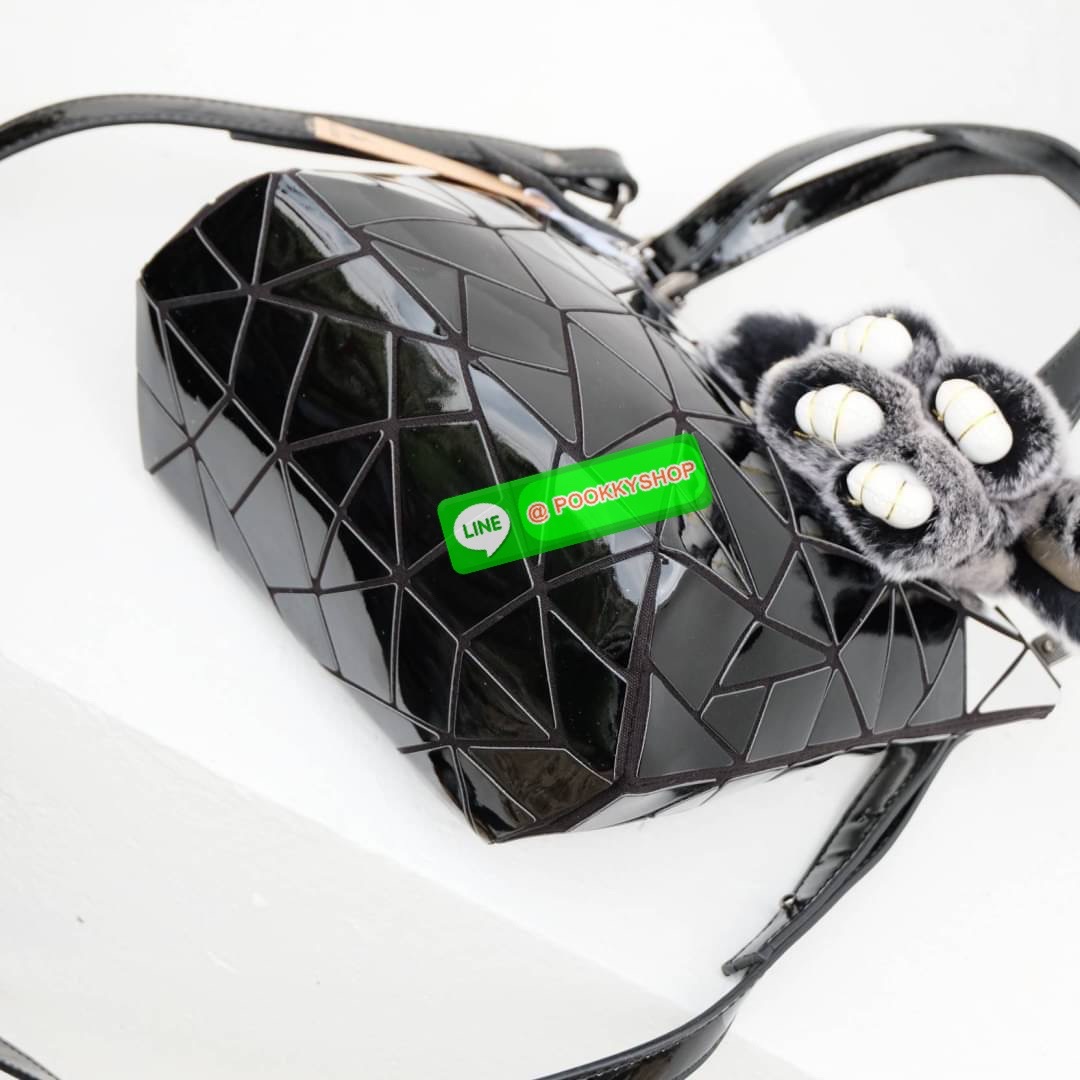 กระเป๋า ทรง Tote ตัวกระเป๋าเย็บติด ด้วยแผ่นอคิลิค สุดหรู ดีไซน์เกร๋ จุดเด่นที่ น้ำหนักเบา สามารถ ถือ หรือ สะพายไหล่ได้คะ ใบใหญุจุของคุ้ม แต่น้ำหนักเบาคะ มีใบเดียวจบ ควรมีติดตู้คะแนะนำเลย