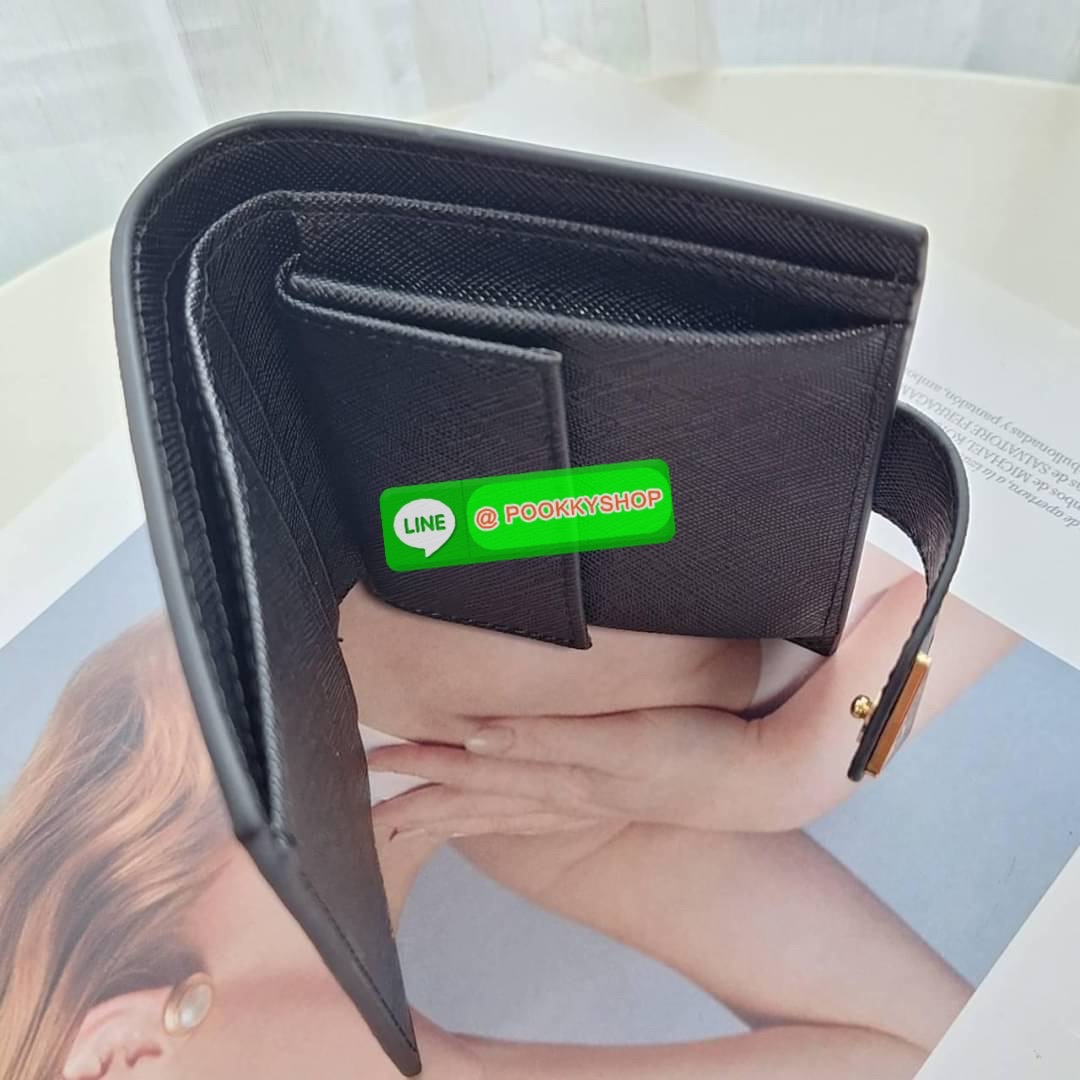 พร้อมส่งรุ่นใหม่♡♡ กับ กระเป๋าสตางค์แบบพับใบสั้น ทรงแบนน่ารัก น้ำหนักเบา จากแบรนด์ Prada ด้านหน้ามีโลโก้แบรนด์ อะไหล่สีทองหรู เปิดปิดด้วยกระดุม ด้านในมีช่องใส่บัตร3ใบ ช่องกระดุมเก็บเหรียญ+ธนบัตรแบบพับ จะมอบเป็นของขวัญหรือใช้เอง ก็ดีงามสุดๆเล