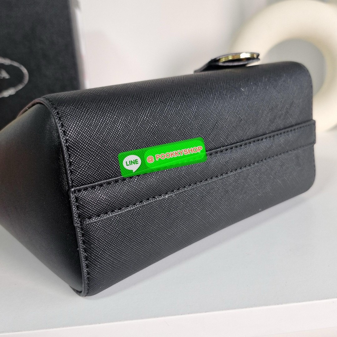 NEW ARRIVIAL มาใหม่กับกระเป๋าถือทรงยอดฮิต จากแบรนด์ PRADA อะไหล่ทองใบ ตัวกระเป๋าอยู่ทรงสวย ลาย SAFFIANO เปิดปิดด้วยซิป ด้านในมีช่องแยกและช่องใหญ่ แบ่งเก็บของได้เป็นสัดส่วน ขนาดกำลังดี ใส่ของได้หลากหลาย ใส่กระเป๋าสตางค์ใบกลางได้ มาพร้อมสายยาวสะพาย CROSSBOD