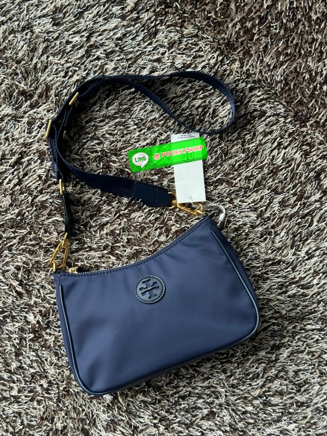Tory burch nylon web mini hobo เป็นอีกหนึ่งตัวเลือกที่น่าสนใจสำหรับคนที่กำลังมองหากระเป๋าที่เน้นการใช้งาน ดีไซน์เรียบง่าย น้ำหนักเบา เน้นการใช้งานเป็นหลัก อีกทั้งยังมีสายสะพายแบบสปอร์ตช่วยคุณสะพายบนไหล่หรือครอสบอดี้ได้สะดวก ที่สำคัญ ผลิตจากผ้าไนลอนที่มีคว