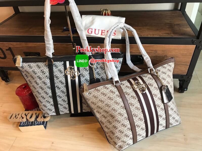 Guess Factory Large Tote Handbag กระเป๋าถือทรงช้อปปิ้ง สไตล์วิลเทจ น้ำหนักเบา มีหมุดรองฐานกันรอย เปิดปิดด้วยซิปด้านบน ด้านหลังมีช่องเพิ่มอีก1ช่อง สกรีนลายsignature รอบใบประดับtagเป็นโลหะและหนัง ถอดแยกใช้งานได้ ใบใหญ่ใส่หนังสือนิตรสาร ราคาสุดคุ้มเลยคร้า!!