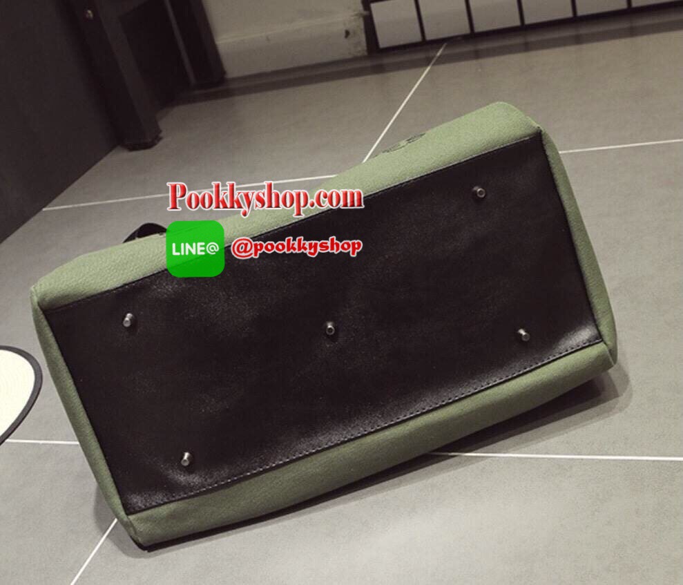 Don't Miss! กระเป๋าเดินทางแบรนด์ดัง 3CE ของแท้จากเกาหลี วัสดุ NYLON เนื้อหนาสีดำสกรีนโลโก้ 3CE หูหิ้วหนังสะพายไหล่ได้ พร้อมสายสะพายยาวถอดได้ Crossbody ได้ ใบใหญ่จุใจใส่เสื้อผ้ารองเท้าของใช้ได้เยอะ น้ำหนักเบา ดูแลรักษาทำความสะอาดง่าย เปิดปิดด้วยซิปด้า