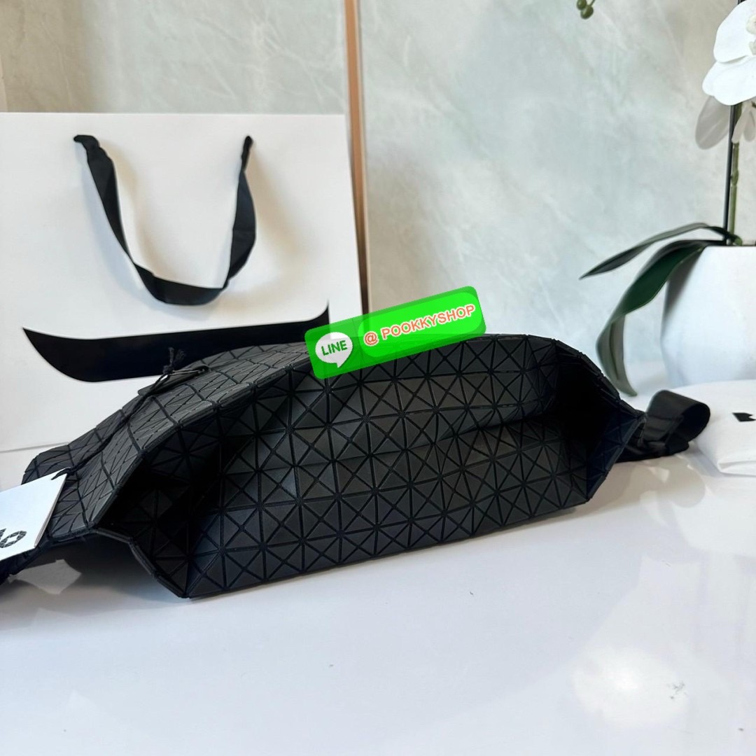 BaoBao Issey Miyake baton belt bag 🔖กระเป๋าคาดเอว/คาดอก เอกลักษณ์โดดเด่นตลอดทั้งใบ สุดเทห์ น้ำหนักเบาพกพาสะดวก 🔖วัสดุ: โพลียูรีเทนผสมหนัง 🔖เปิด-ปิดแบบซิปบน และมีช่องซิปด้านหน้า ภายในมีช่องแยกสัดส่วน 2 ช่อง ซับในผ้าไนลอน 🔖สา