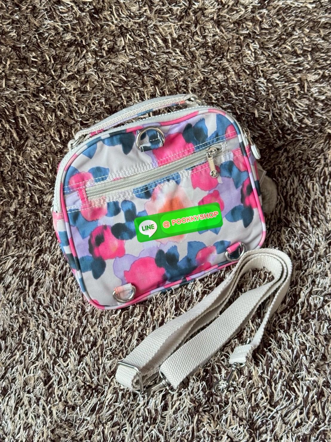 Kipling Candy 3 Ways กระเป๋าสไตล์มินิมอลล์ น้ำหนักเบาทำหลายสไตล์ ทั้งในแบบถือ สะพายพาดลำตัว หรือจะเป็นเป้ขนาดเล็กก็ได้ มีช่องซิปจัดระเบียบสิ่งของหลายช่อง ใส่สิ่งของจำเป็นได้ครบครัน