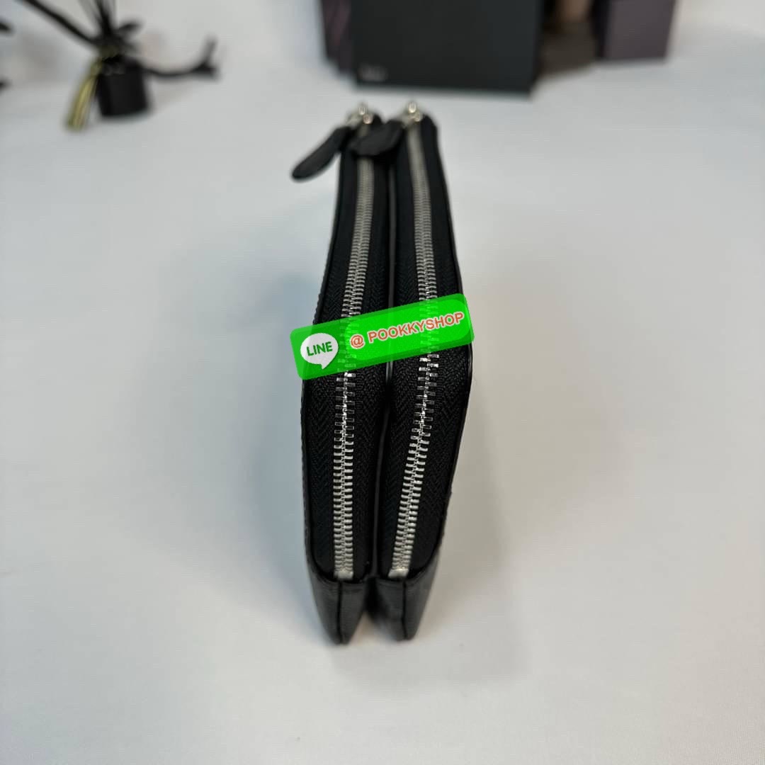 กระเป๋าคล้องมือ COACH 87591 DOUBLE CORNER ZIP WRISTLET IN SIGNATURE CANVAS (COACH 87591 ） กระเป๋าคล้องมือ2เซิปใหญ่ ลายCหนังและ ด้านในเป็นผ้า แบ่งเป็นช่องเล็กๆใส่เหรียญใส่แบงค์ใส่บัตร แล้วแต่จะใส่มีหลายช่อง ใส่โทรศัพท์ได้ทุกรุ่นพร้อมสายคล้องมือ