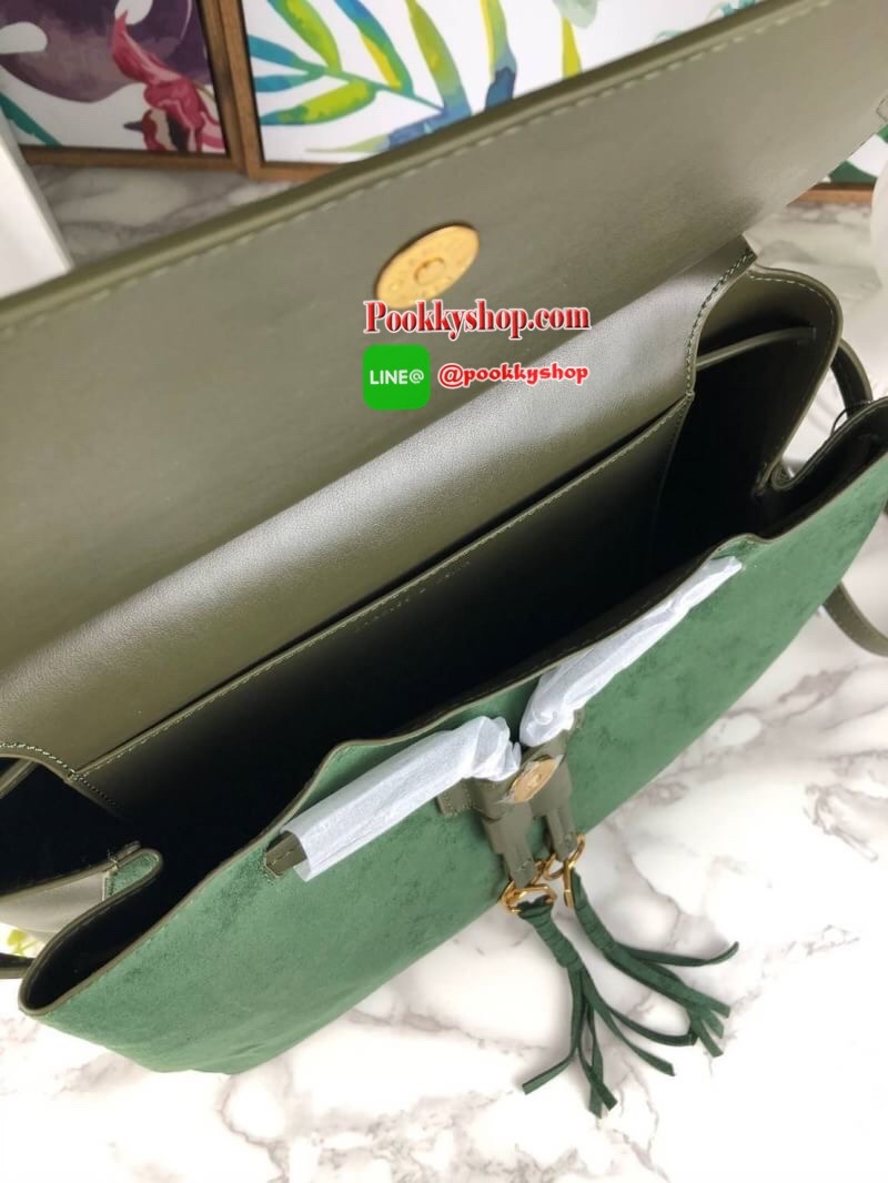 Charles & Keith Textured Tassel Shoulder Bag กระเป๋าเอนกประสงค์ ใช้ได้หลายแบบ! ตัวกระเป๋าแต่งด้านหน้าเป็นหนังกลับ-ช่วงด้านหลังเป็นหนังเรียบ (ยกเว้นสีครีม!! เป็นหนังเรียบทั้งใบ) มีพู่ห้อยด้านหน้าเก๋มาก เปิดปิดแบบกระดุมแม่เหล็ก ปรับทรงได้โดยการดึงหูรูดด้านห