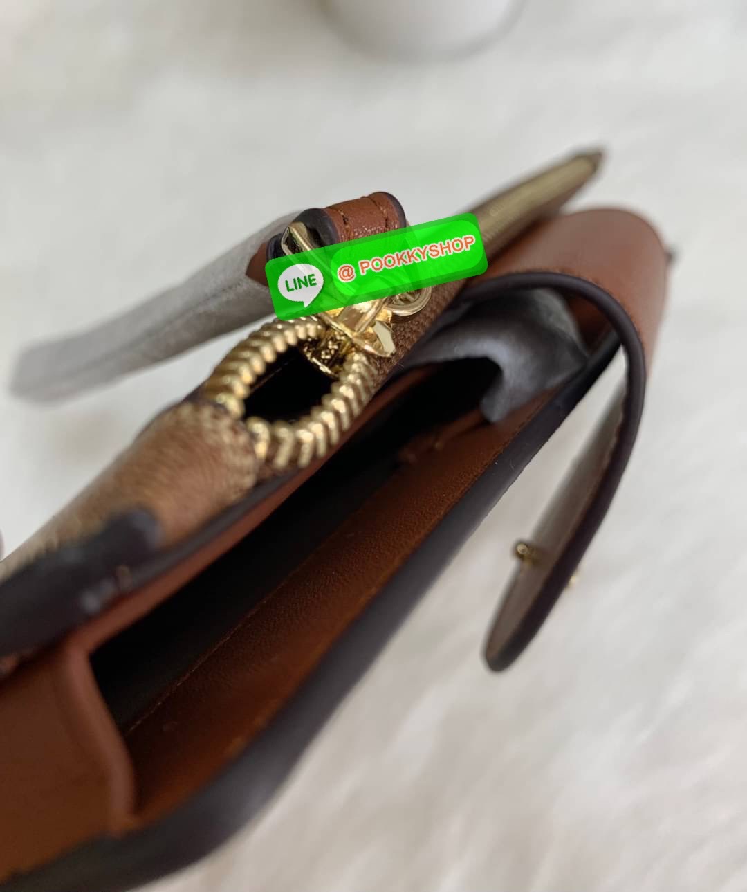 COACH TECH WALLET IN COLORBLOCK SIGNATURE ((C2874)) ✔️กระเป๋าเงินใบยาว หนังแท้ พร้อมสายคล้องมือในตัวค่ะ ✔️เปิดปิดด้านหน้าแบบฝากระดุม ภายในมีช่องใส่ธนบัตร2ช่อง ;สามารถใส่มือถือ iphone 10 xs max ได้เลยค่ะ ✔️มีช่องเสียบธนบัตร7ช่อง;พร้อมช