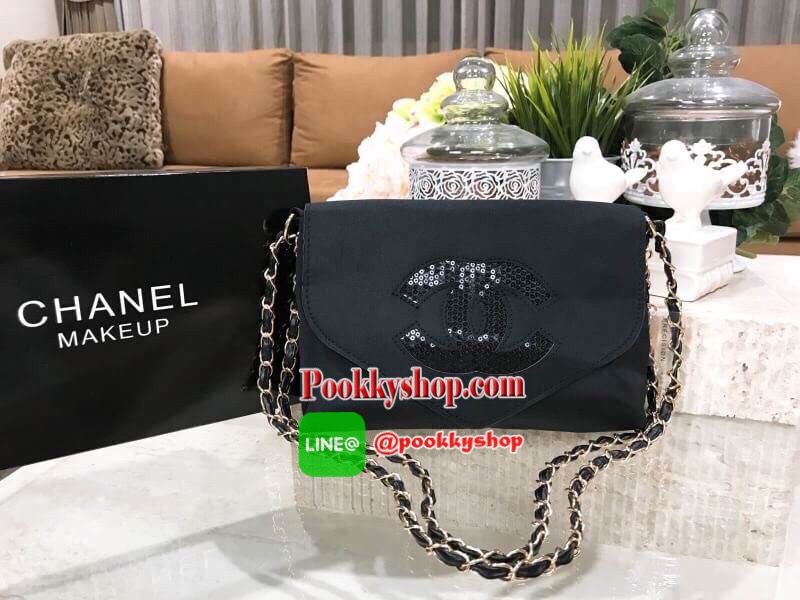 ห้ามพลาดรุ่นใหม่ล่าสุด! Chanel Envelope Cosmetic Bag With Chain VIP Gift With Purchase (GWP) พรีเมี่ยมเเท้จาก Chanel Cosmetic Counter ดีไซน์รูปซองจดหมายวัสดุ Nylon&Polyester 100% อยู่ทรงสวยด้านหน้าประดับโลโก้แบรนด์วิ้งๆสวยหรูดูดี เปิดปิดด้วยฝาปิดพร้อมซิปแ