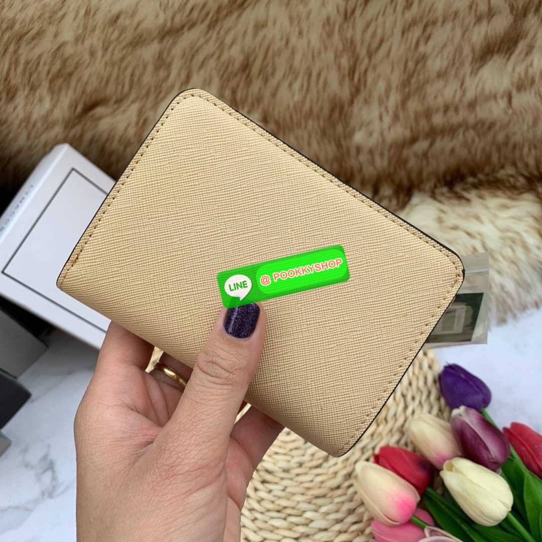 Lyn Wallet กระเป๋าตังLYN ขนาดใบกลาง ด้านหน้าติดโลโก้แบรนด์ ด้านในมีช่องใส่บัตร8ช่อง ช่องใส่ธนบัตรและช่องซิบแยกใส่เหรียญ ตัวจับซิบปั๊มแบรนด์ ใครกำลังมองหากระเป๋าสตางค์สีเรียบๆชิคๆแนะนำค่ะ