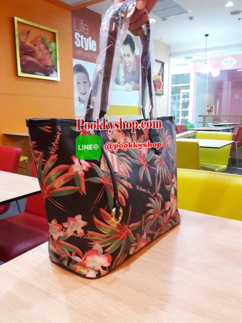 พร้อมส่ง Victoria's Secret Shopping Bag กระเป๋าอเนกประสงค์สุดสวยสะดุดตา วางตั้งได้ ไม่ยุบไม่ย้วย ใส่ของใช้สารพัดในทุกที่ทุกเวลา เปิดปิดง่ายๆด้วยกระดุมแป๊ก ฐานวางตั้งอยู่ทรงมีหมุดรองกระเป๋า พร้อมอักษรแบรนด์สีเงินแวววาวด้วยจ้า