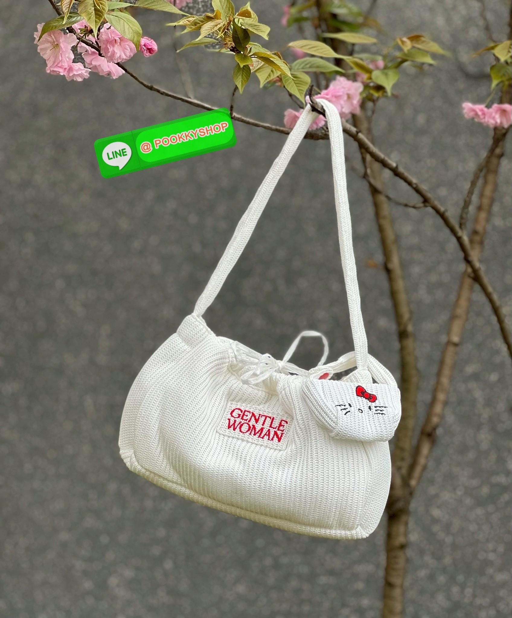 **สินค้าเข้าใหม่** New New New LIMITED EDITION GENTLEWOMAN X HELLO KITTY KNIT BAG มาพร้อมกระเป๋าใบลูกถักKitty ห้อยน่ารักๆด้วยหนึ่งใบ 🔖สินค้าพร้อมส่ง! น้องน่ารักไม่ไหวสำหรับรุ่นนี้ วัสดุผ้าKnitทั้งใบ สวยงามมากๆ ด้านหน้าเป็นกริตเตอร์สีแดงสวยโดดเด่นเ