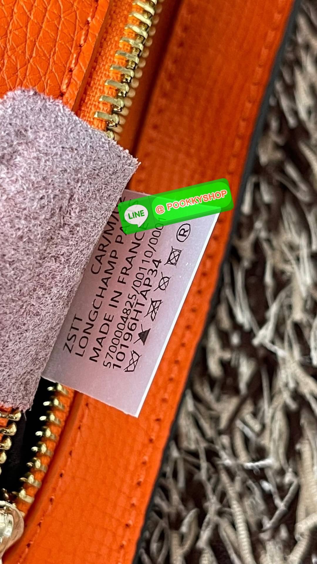 Longchamp MAILBOX Crossbody bag XS ดีไซน์ทรงคลัทช์ที่มีเส้นรูปทรงเรขาคณิตนี้จะรองรับสิ่งของจำเป็นทั้งหมดของคุณ มาพร้อมสายสะพายไหล่แบบปรับได้และถอดออกได้ สวมใส่ได้หลากหลายวิธีเพื่อเพลิดเพลินกับค่ำคืนของคุณอย่างอิสระ ได้แรงบันดาลใจมาจากMAILBOX การเย็บตะเข็บ