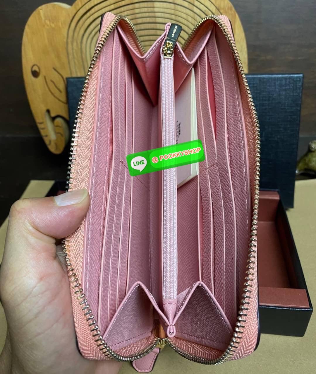 พร้อมส่ง 📌อุปกรณ์มาพร้อมกล่อง/แคร์การ์ด/ถุงกระดาษ/พวงกุญแจ COACH ACCORDION ZIP WALLET IN SIGNATURE CANVAS กระเป๋าสตางค์ใบยาว ซิปรอบ ใช้งานง่าย ด้วยฟังค์ชั้น ด้านใน ใส่บัตรได้จุใจ มีช่องซิปใส่เหรียญตรงกลาง โดนใจหลายๆคนไปเรียบร้อยและคลาสสิค เรียบหรู