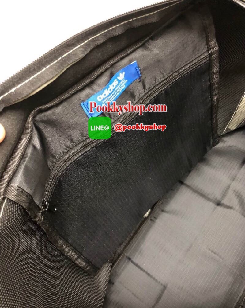 New !! ADIDAS HAND BAG กระเป๋าถือทรงสปอร์ต วัสดุหนังกลับ หนังนิ่ม น้ำหนักเบา น่าใช้มากๆค่ะ ด้านหน้าสกรีนส์โลโก้แบรนด์ เปิดปิดกระเป๋าแบบซิป ภายในโล่ง กว้าง สามารถใส่ของหรือสัมภาระได้จุมากค่ะ บอกเลย! มีช่องซิปหนึ่งช่องนะคะ หูหิ้วสูง สาวๆ สามารถสะพายไหล่ได้ค