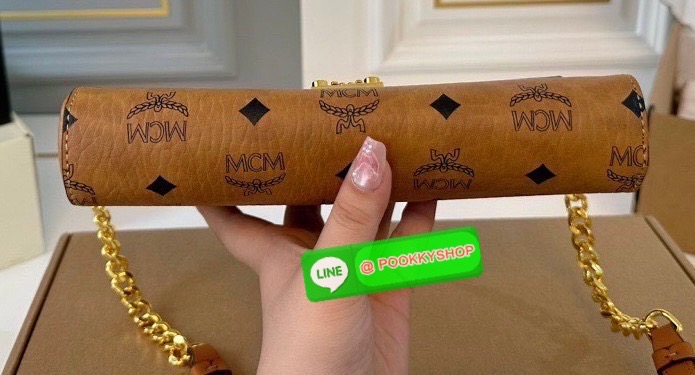 MCM Classic Style Large Chain Bag • กระเป๋าสะพายรุ่น Classic Chain Bag สไตล์หรูเหนือกาลเวลา • วัสดุ Visetos Coated Canvas ลายโมโนแกรมเอกลักษณ์ของ MCM • ฝาปิด Flap Closure พร้อมตัวล็อกโลหะสีทองประทับโลโก้ MCM สวยหรู