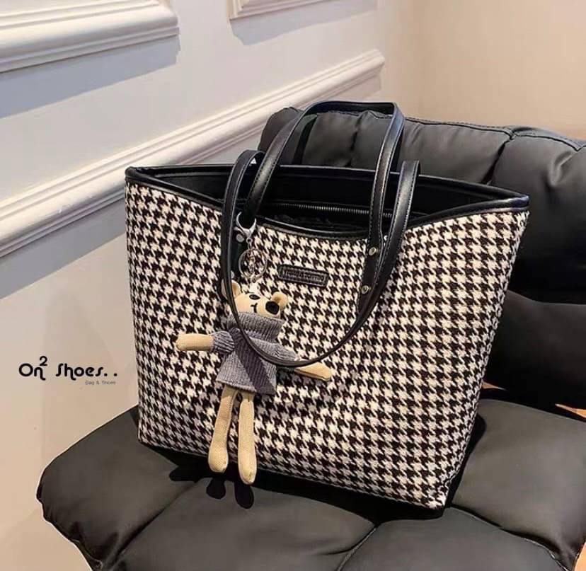 กระเป๋าสะพายแฟชั่นทรงชอปปิ้ง หนังลายชิโนริ ใบใหญ่จุของได้เยอะเลย มาพร้อมพวงกุญแจหนูพร้อมส่งน้า