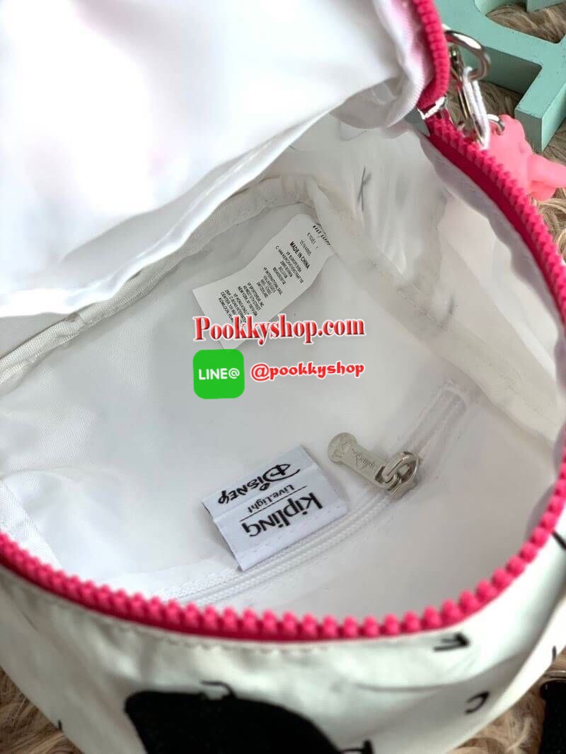 Kipling BRight Disney's Minnie Mouse And Mickey Mouse รุ่น Mini Backpack เป็นได้ทั้งทรงcrossbody และmini Backpack พร้อมสายสะพาย2เส้น ปรับฟรีไซส์ได้ สามารถน้ำหนักเบา วัสดุ100% Polyamide ดีเทลน่ารักๆจากบรรดามิคกี้และมินนี่ที่มาวาดลวดลายลงบนกระเป๋าให้ดู