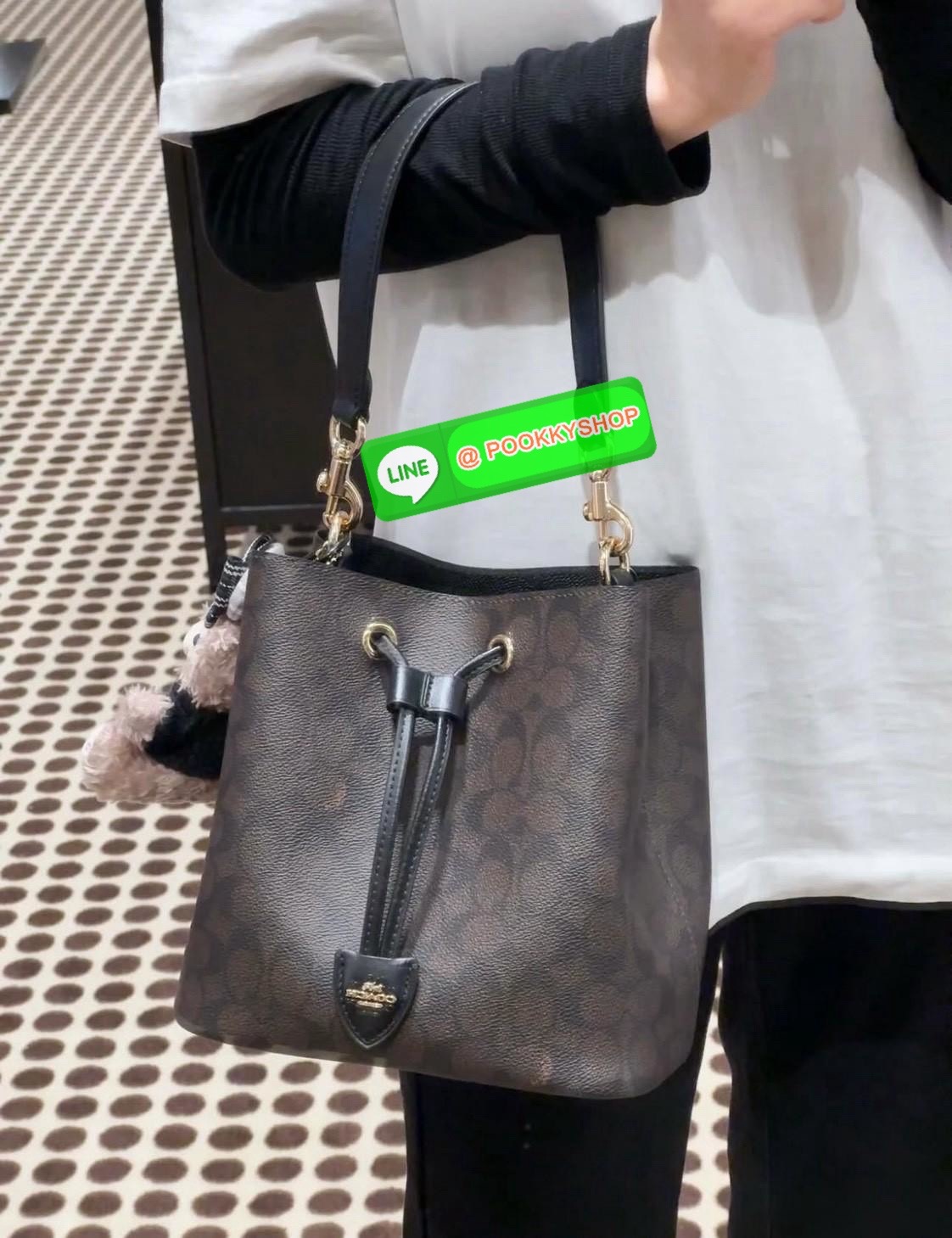 Coach Roan Bucket Bag Signature Canvas CBH07 กระเป๋าทรงบัคเก็ตใบเก๋ ดีไซน์คลาสสิก ลายซิกเนเจอร์สุดฮิต ใส่ได้ทุกโอกาส มาพร้อมสายสะพายปรับได้ ถอดได้ ใช้งานได้ทั้งสะพายไหล่ / crossbody / handheld