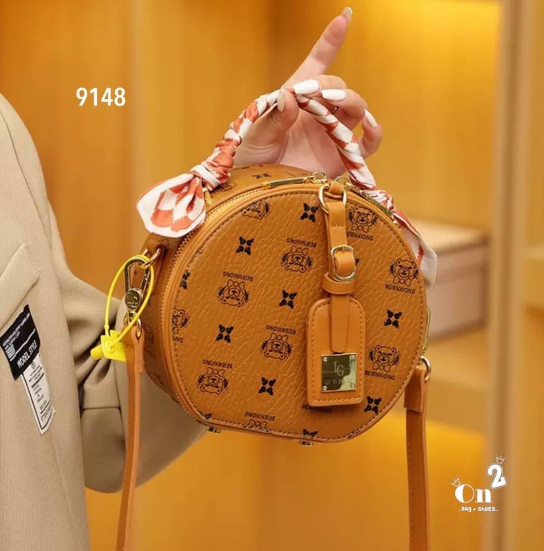 NEW-IN🤎🤎ใบนี้น่ารักมากค่ะ มาใหม่ทรงกลม งานคุณภาพเช่นเคย มาพร้อมสายยาวครอสบอดี้ พกใบเดียวจบ แนะนำเลยค่า✨