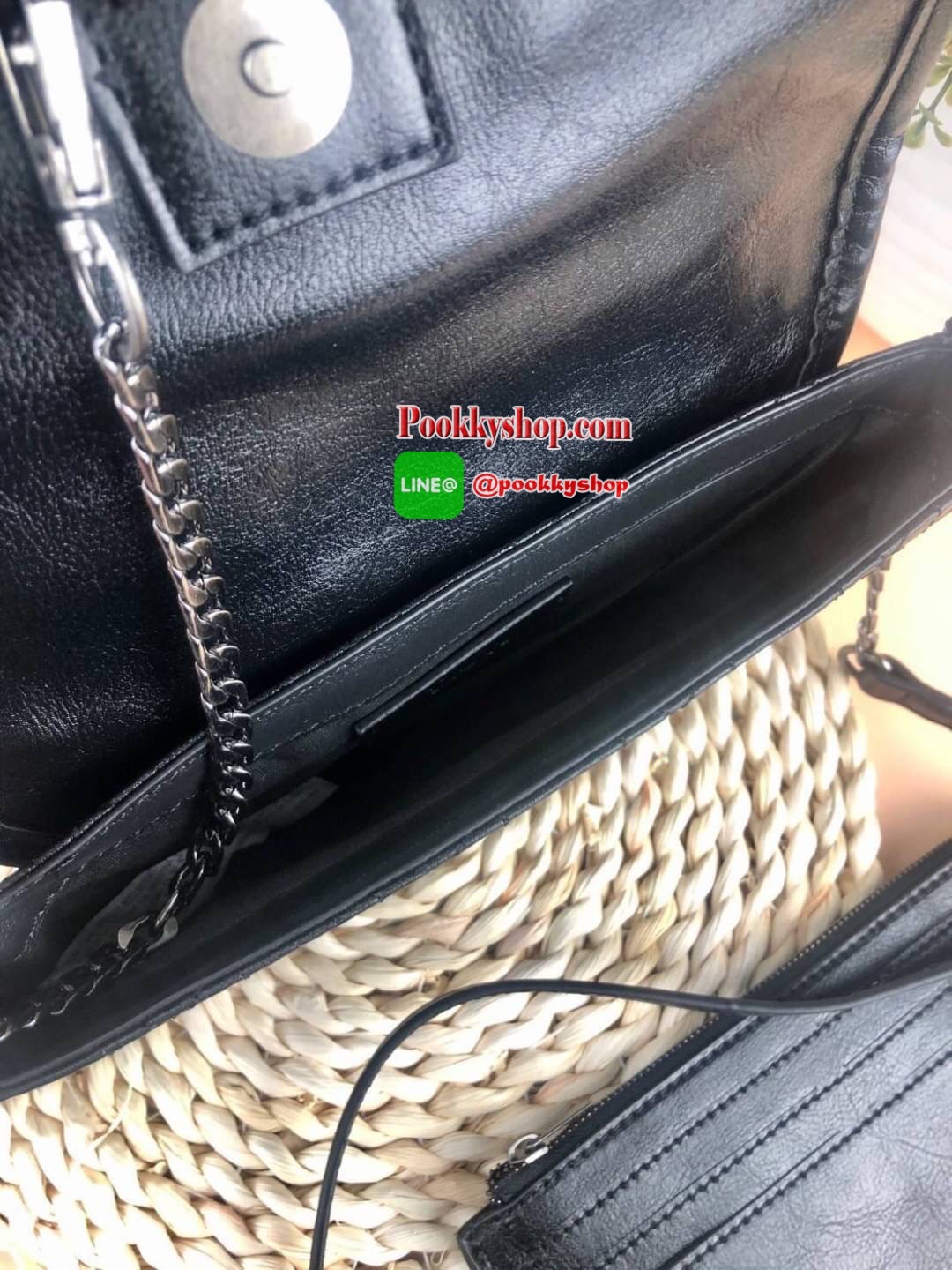 Zara soft rock crossbody wallet กระเป๋าสะพายครอสบอดี้ใบน่ารัก น้ำหนักเบา ที่ฝากระเป๋าแต่งหมุดน่ารักมากๆ ใบนี้ดูเท่แต่ลงตัวจริงๆค่า เปิดปิดแบบกระดุมแม่เหล็ก ด้านในมีกระเป๋าเล็กอีก 1 ใบ ใส่การ์ดได้ 6 ช่อง และช่องซิปใส่เหรียญได้ค่า ใบนี้จุของได้พอสมควรเลยนะค