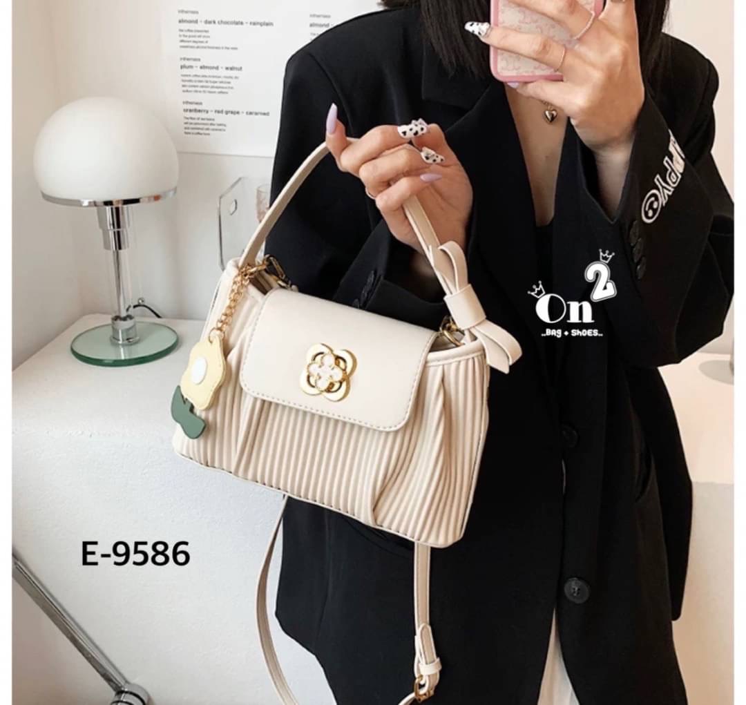 กระเป๋าสไตล์เกาหลีมาใหม่ หนังพลีทเล็กเย็บจีบด้านหน้า อะไหล่เปิดปิดรูปดอกไม้ มาพร้อมพวงกุญแจ+สายสะพายยาว