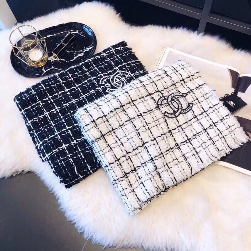 ราคานี้หาซื้อที่ไหนไม่ได้แล้ว พลาดแล้วจะเสียใจพูดเลยยคร้าา!! ของถูกและดีมีที่ร้านนี้จริงๆค่ะ Brand: CHANEL New ARRIVAL ผ้าคลุมไหล่ ผ้าพันคอ CHANEL คอเลคชั่นใหม่ปี 2018 ผ้า wool เนื้อดี เนื้อหนา นุ่ม ทอลาย ปักรูปสัญลักษณ์แบรนด์ ลายคมชัดค่ะ หนาวนี้ห้ามพลาดน