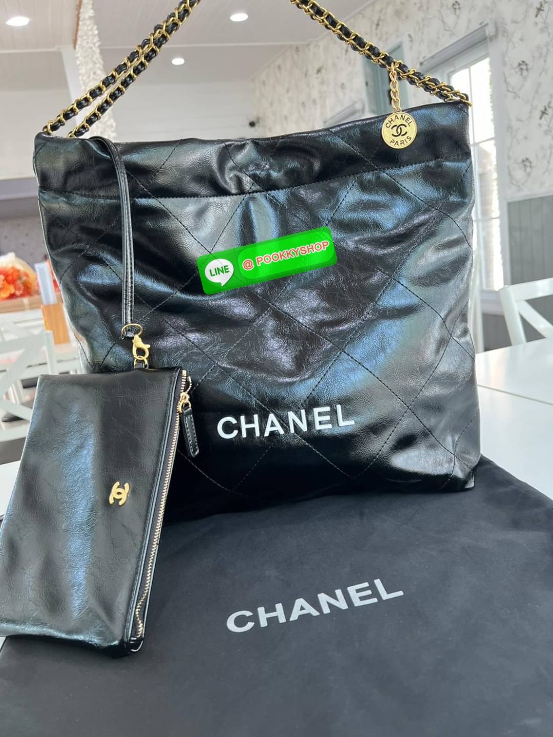 New Arrivals!!! CHANEL BAG VIP GIFT WITH PURCHASE (GWP) พรีเมี่ยมกิ๊ฟสุดหรู วัสดุหนังแกะสังเคราะห์นุ่ม ลื่น มันเงา อะไหล่ทองหรูหรา ไอเท็มมาแรง เกินต้านน ดีเทลเรียบๆแต่หรูหรา ใช้ได้ทุกโอกาศ เปิด-ปิด ด้วยกระดุมแม่เหล็ก ภายในโล่ง มีช่องซิป มาพร้อมใบลูกใส่ตัง
