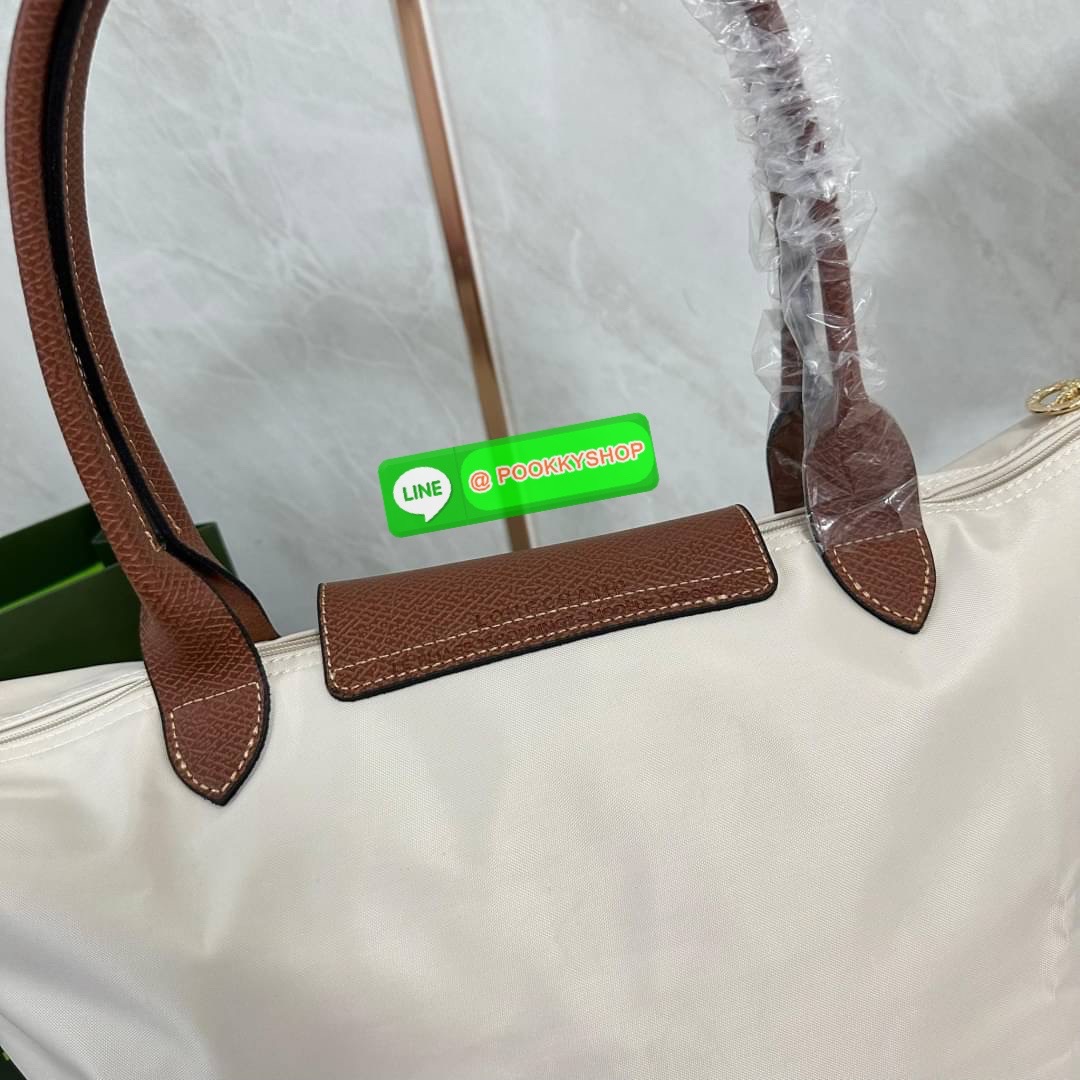 LONHGCHAMP LE PLIAGE ORIGINAL L TOTE BAG 🔖กระเป๋าสะพายไหล่ Le pliage ใบใหญ่ เรียบง่ายจุของได้เยอะ สามารถเก็บเอกสารหรือแล็ปท็อปได้คะ 🔖วัสดุ:ไนลอนเคลือบ 🔖เปิด-ปิดด้วยซิป ภายในกว้าง มีช่องลับแยกคะ 🔖สามารถพับเก็บได้พกพาสะดวกคะ