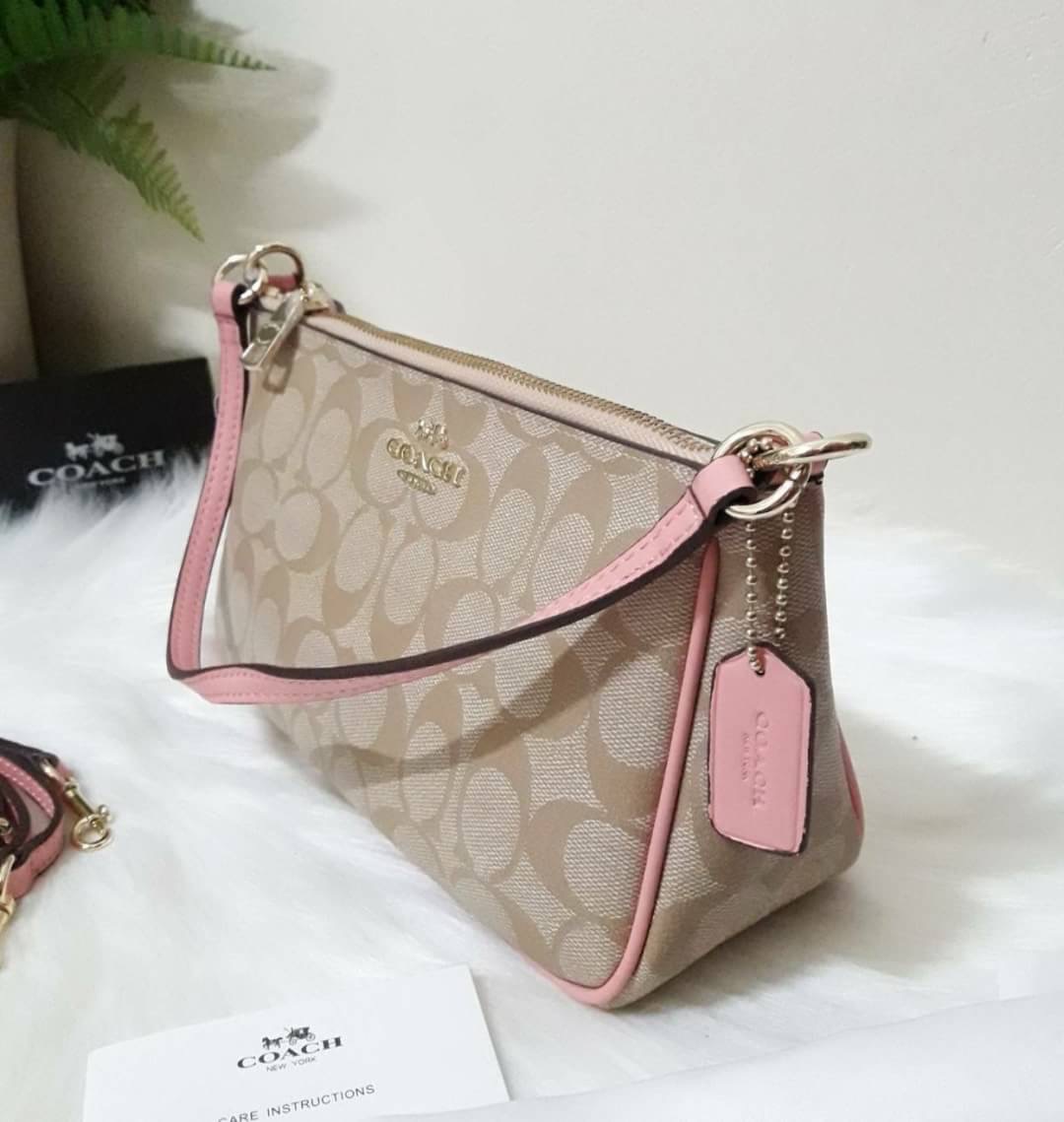 ขายดี Coach Messico Top Handle Pouch In Signature Coated Canvas กระเป๋าหิ้ว/คล้องไหล่/สะพายข้าง ขนาดเหมาะ ดีไซน์สวยน่ารัก ผลิตจากวัสดุคุณภาพดี แข็งแรงทนทานน้ำหนักเบา ภายในบุผ้าสวยงามเรียบร้อย 1 ช่องอเนกประสงค์ ซิปโลหะสีทองสวยงาม สายสะพายถอดและปรับความยาวไ