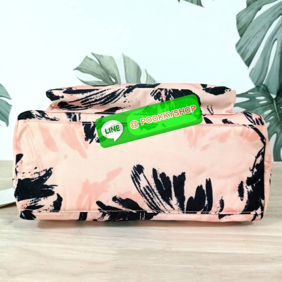 KIPLING RETH CROSSBODY BAG วัสดุ Nylon+polyester กระเป๋าสะพายข้างหรือ สะพาย Crossbody ได้ เปิด-ปิด ด้วยซิปปั๊มแบรนด์ที่หางซิป พร้อมช่องช่องหน้าแยกใส่ของใช้เล็กๆ น้อยๆ ได้ ช่องหลัก 2 ช่อง ด้านในโล่งกว้าง สามารถจุสัมภาระได้เยอะ มีช่องซิปด้านในและสายคล้องพวง