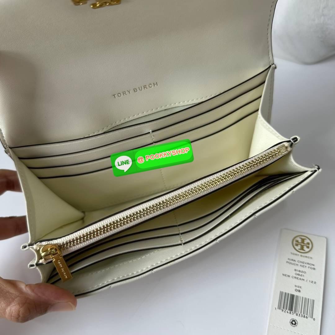 TORY BURCH KIRA CHEVRON POUCH KEY FOB 📍กระเป๋าสตางค์ใบยาว รุ่นใหม่ ทรงคลาสสิค 📍เปิด-ปิดด้วยอะไหล่บิดล็อค 📍ภายในมีช่องซิปตรงกลางสำหรับใส่เหรียญ ช่องใส่ธนบัตรและช่องใส่บัตร 📍วัสดุหนังแกะแท้ 📍จัดระเบียบกระเป๋าสตางค์ได้