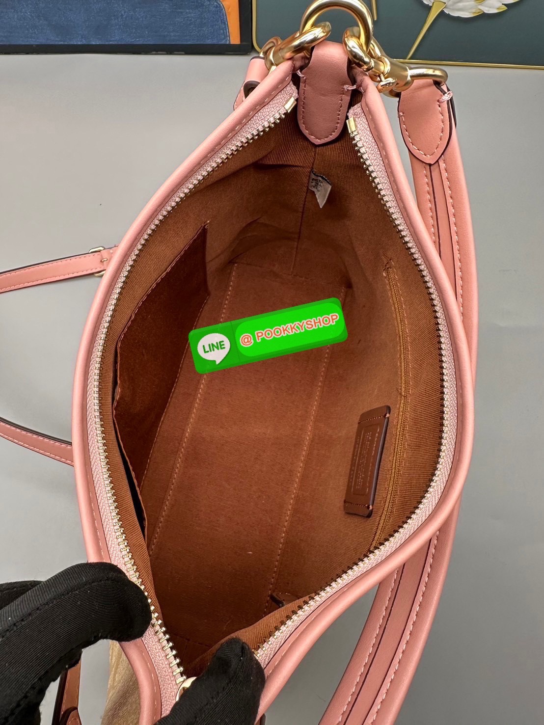 Coach Laurel Shoulder Bag รุ่น CU898✨ กระเป๋าดีไซน์หวานที่ผสานความหรูหราและความทันสมัยอย่างลงตัว เหมาะสำหรับทุกโอกาส ไม่ว่าจะเป็นการทำงานหรือการเดินทาง เพิ่มเสน่ห์ให้กับลุคของคุณด้วยกระเป๋าใบนี้