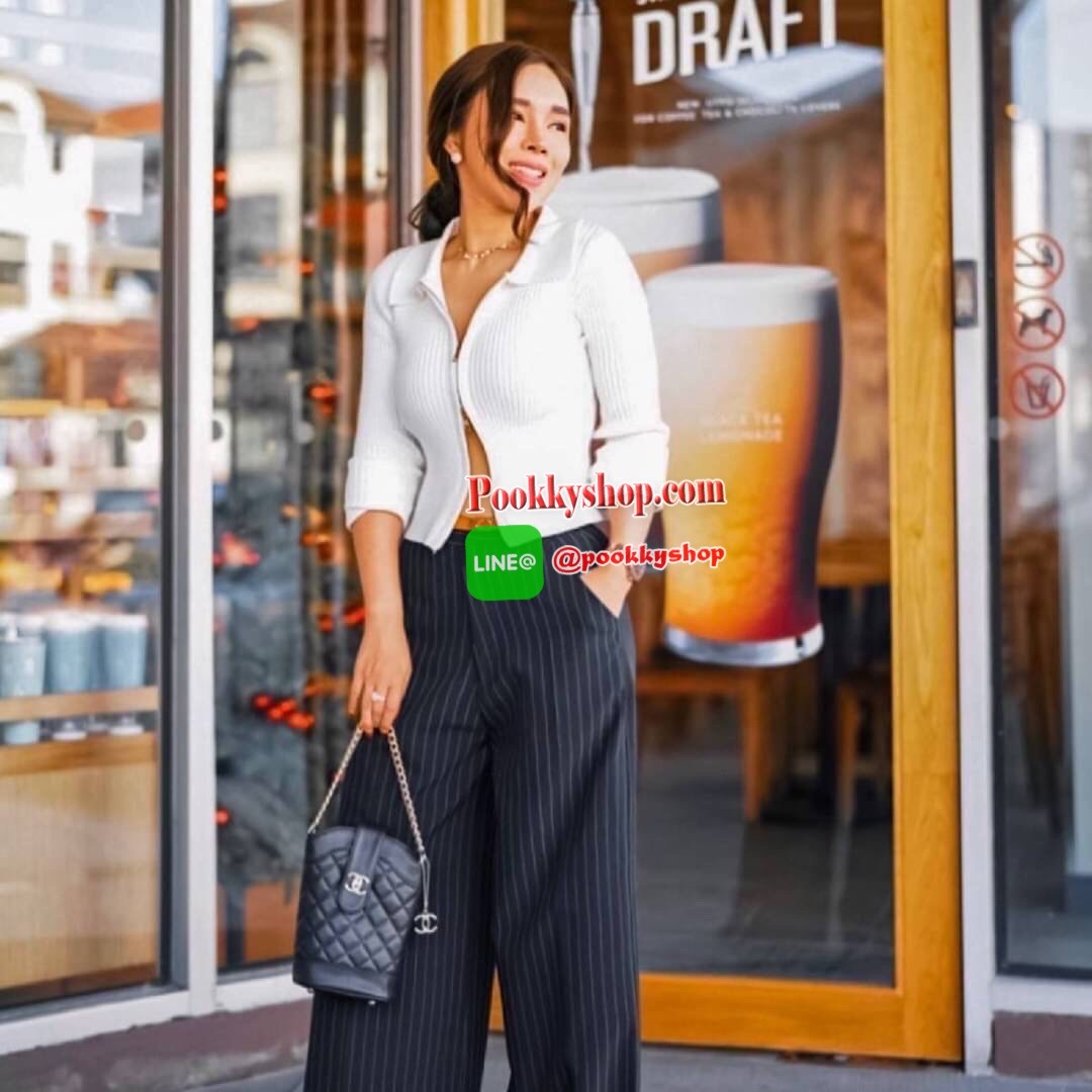 CHANEL VIP GIFT CROSSBODY BAG งาน CHANEL VIP GIFT ของแท้ 100% จากเคาเตอร์แบรนด์ CHANEL ทรงสวย ขนาดกำลังดี วัสดุหนัง CAVIER PU เปิดปิดด้วยกระดุมหน้าแบบบิดปลอดภัยหายห่วง ด้านในมีซิปอีกชั้น อะไหล่ทอง หัวซิปปั้มแบรนด์ ด้านในใส่โทรศัพท์ได้ทุกรุ่น พร้อมของจุกจิ