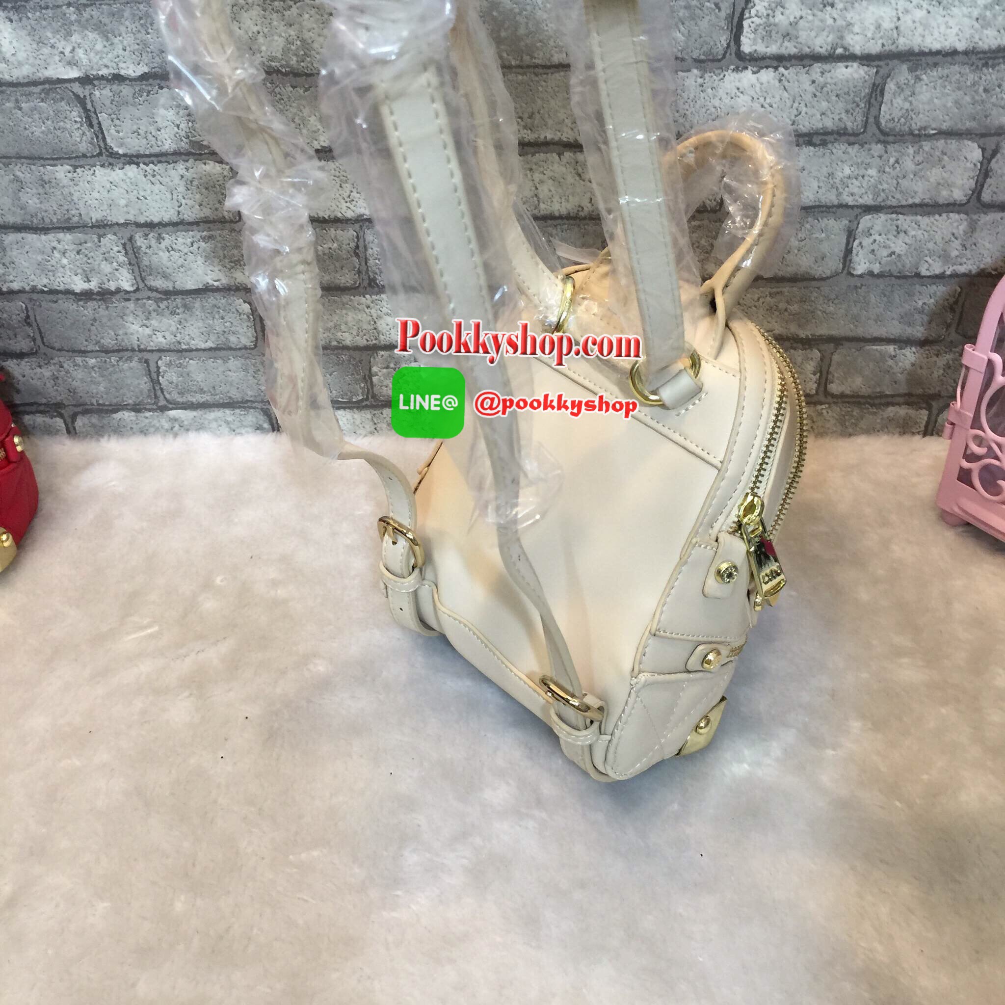 เป้ LYN EVITA BACKPACK กระเป๋าสะพายหลัง ยี่ห้อ LYN แท้ รุ่นใหม่ชนชอป 2017 กระเป๋าเป้ขนาดกะทัดรัด วัสดุหนังPU มุมกระเป๋าทั้ง4มุมและฐานด้านล่าง มีโลหะและหมุดสีทองทั้งสีด้าน ทำให้ตั้งอยู่ทรงได้ง่ายขึ้น หัวซิปปั้มโลโก้ทุกจุด มีช่องซิป2ช่องใหญ่ ยังมีด้านหน้าแต