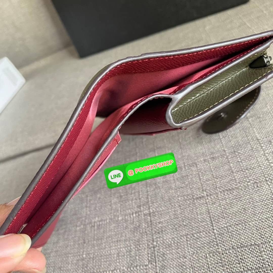 COACH 6390 MEDIUM CORNER ZIP WALLET กระเป๋าสตางค์ใบกลาง สีพื้นเรียบหรู วัสดุcrossgrain ภายในมีช่องใส่บัตรและธนบัตรได้ทุกชนิด มีช่องซิปใส่เหรียญ ขนาดกะทัดรัดพกพาง่าย คนชอบจัดระเบียบกระเป๋าสตางค์แนะนำเลยจ้า