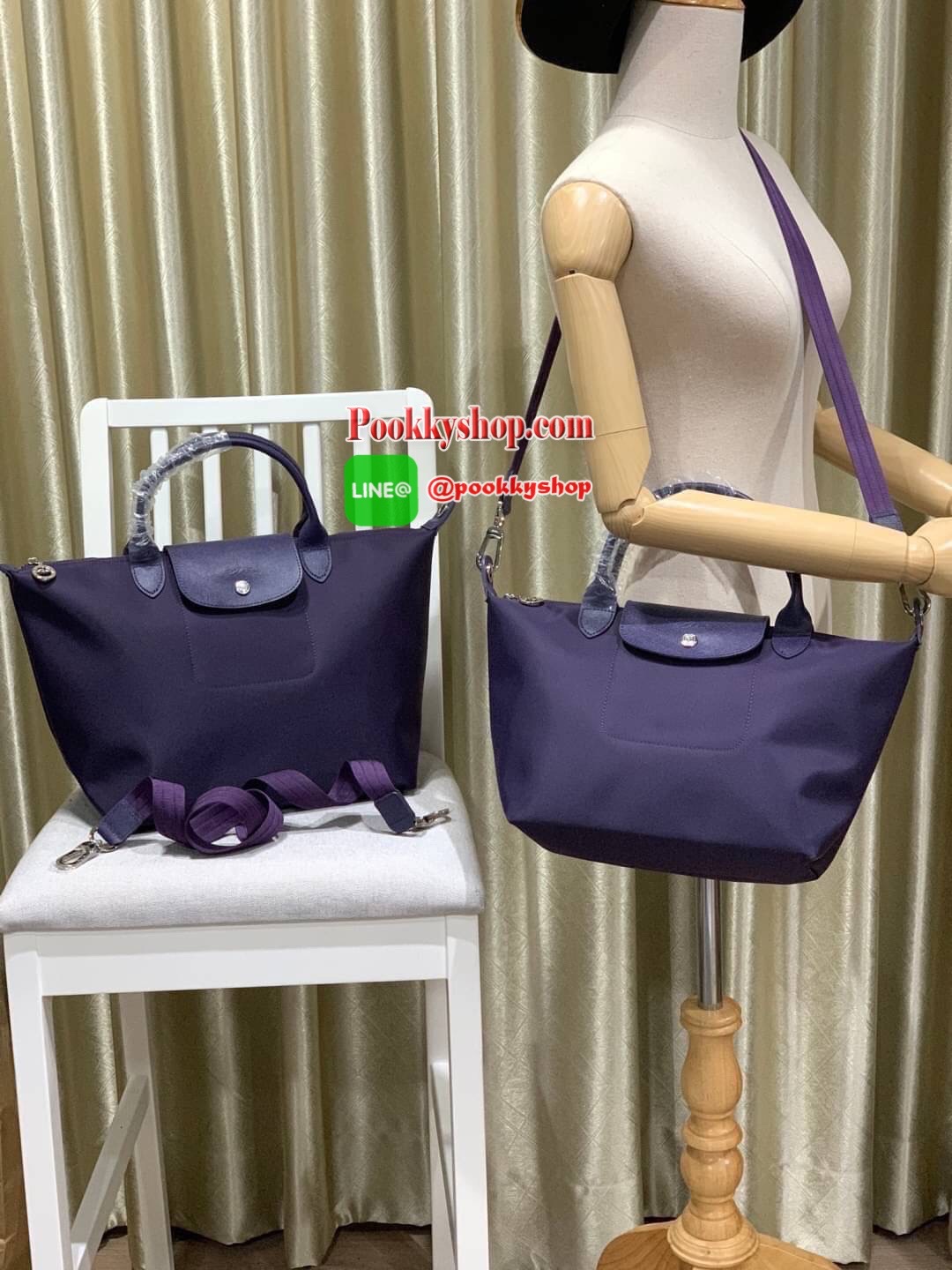 Longchamp Le Pliage Neo Size M มาพบกับกระเป๋ารุ่นยอดนิยม ที่สาวๆ ต้องมีไว้เก็บไว้สักใบ กระเป๋าโท้ทใบนี้ มาพร้อมกับสีที่มีสไตล์เรียบง่าย มีสายสะพายยาวช่วยให้คุณสามารถสะพายไหล่ได้อย่างสบาย ในขณะที่ที่ปิดแบบซิปช่วยให้คุณมั่นใจได้ว่าของด้านในมีความปลอดภัย Le