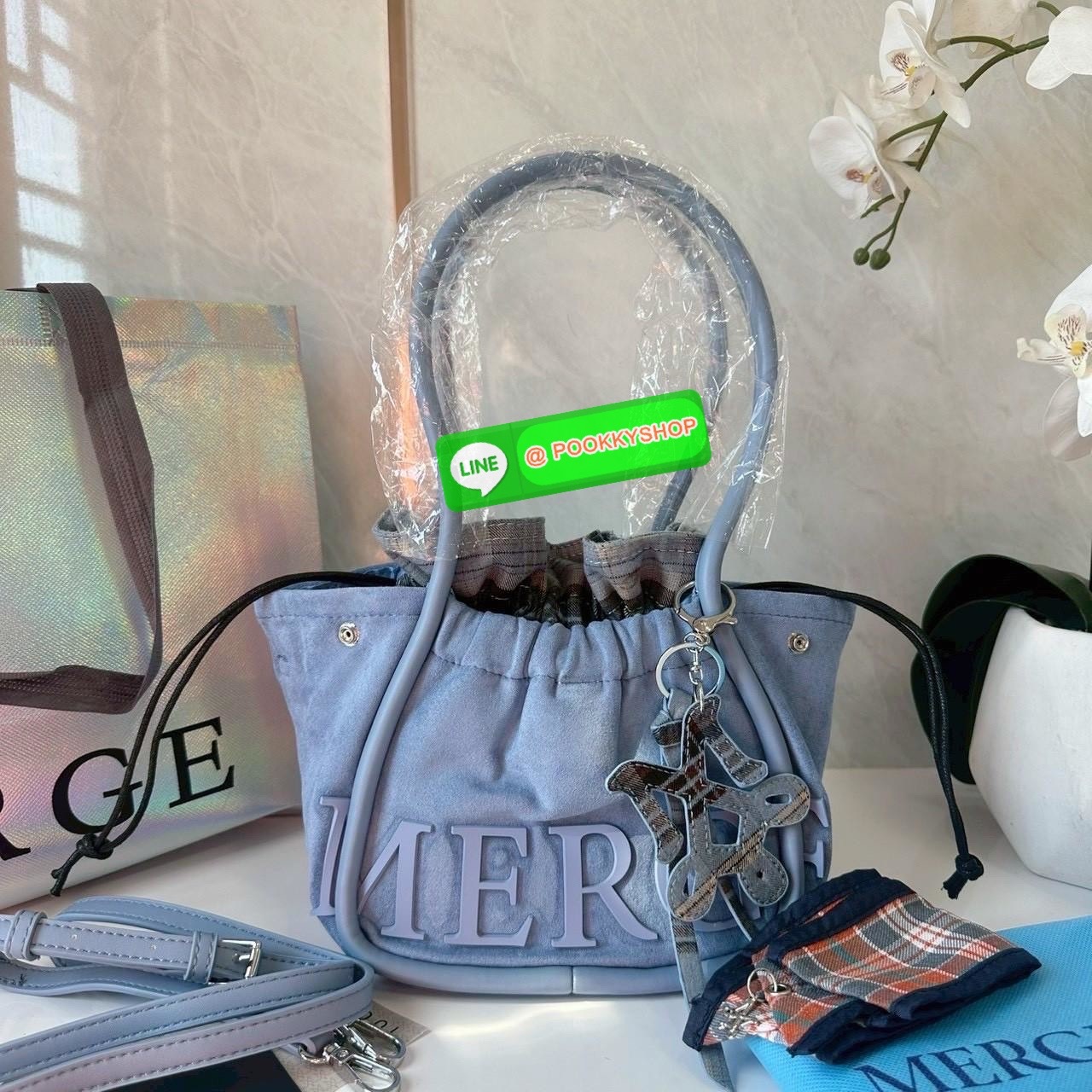 A Day Bag Mini’ in suede กระเป๋าหนังกลับเนื้อเนียน สายเกาหวานปนเท่ MERGE คอลเลกชันพิเศษ ดีไซน์เก๋พร้อมพวงกุญแจลายพิเศษ เข้าเซ็ตสุดคุ้ม!ใบเล็กสามารถ พกพาง่าย น้ำหนักเบา กระเป๋าหูรูดด้านใน ผลิตจากผ้าลายสก็อต ตัวกระเป๋ามี Snap ด้านข้าง ที่สามารถพับปีกกระเป๋า