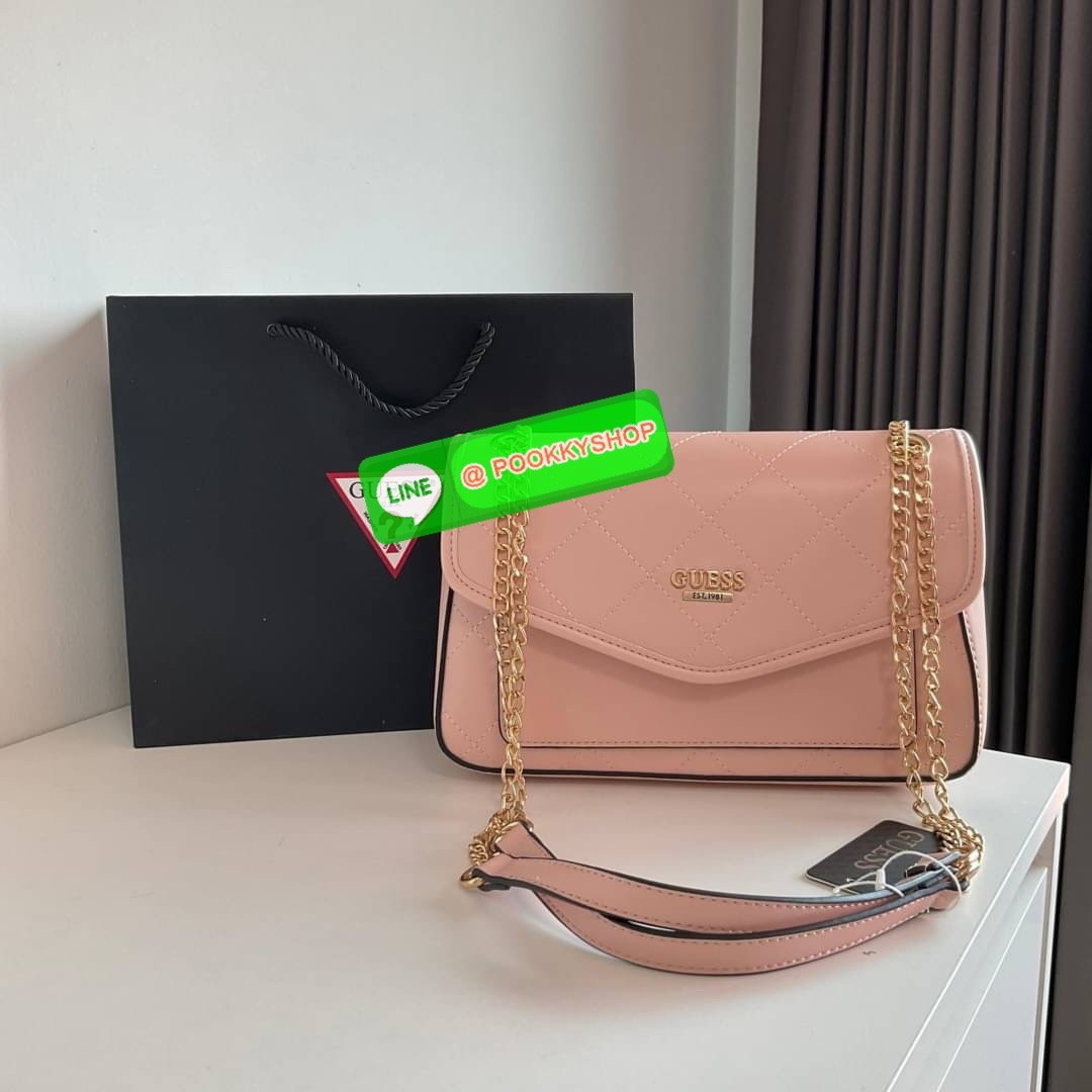 รุ่นใหม่ล่าสุด! พร้อมส่งครบสี GUESS ALENNA QUILTED FLAP CROSSBODY กระเป๋าสะพายไหล่&ครอสบอดี้ หนังสวยหรู อะไหล่ทอง เปิดปิดด้วยกระดุมแม่เหล็ก มีช่องเล็กด้านหน้าหนึ่งช่อง ด้านในใส่กระเป๋าสตางค์ยาว มือถือได้ทุกรุ่น พร้อมช่องซิปแยกให้ มาพร้อมสายสะพายไหล่ปรับได