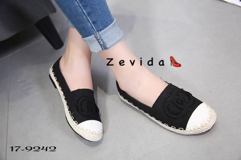 สินค้าพร้อมส่ง มาใหม่จ้าา รองเท้าคัชชูงานฮิตมากๆจ้า งานผ้าดีไซน์ทันสมัย มาแรงสุดๆจ้าา สวมใส่สบาย ใส่ได้ทุกวันเลยจ้าา มี 3 สีน้าา ชิวๆ ชิคๆ รีบจองเลยจ้า