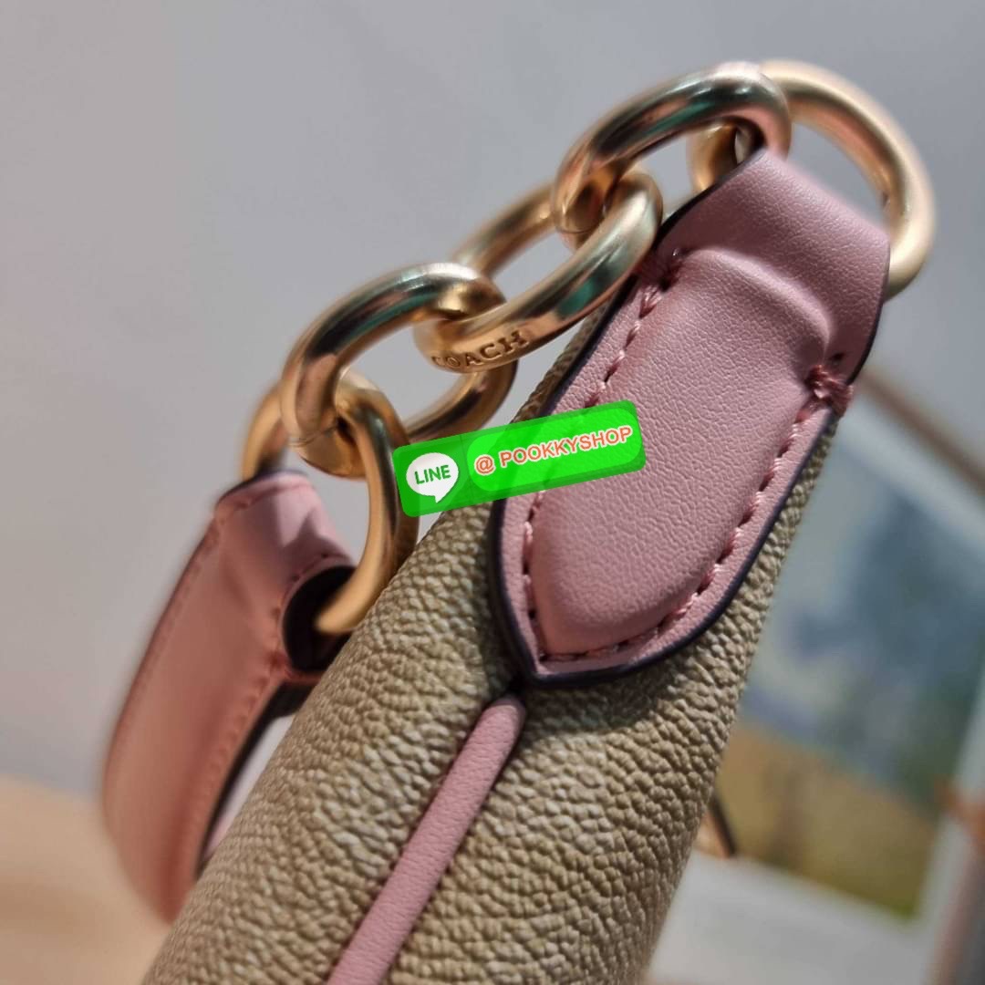 COACH CE620 PAYTON HOBO IN SIGNATURE CANVAS คอลเลคชั่นใหม่ 2023 มาแรงเกินต้าน ด้วยรูปทรงโฮโบสุดคลาสสิค สะดวกใช้ได้ในทุกวัน ขนาดกะทัดรัด แต่จุของได้เต็มที่ วัสดุหนังแคนวาสเคลือบลาย น้ำหนักเบา เปิดใช้งานด้วยซิป สายสะพายในตัวหนังสลับโซ่ ภายในเป็นช่องโล่ง ใส่