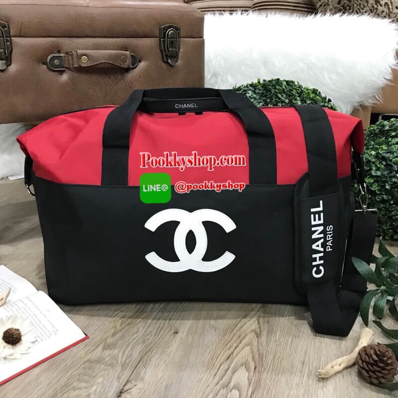 Restock! CHANEL VIP GIFT Large Travel Bag กระเป๋าเดินทาง Gift With Purchase รุ่น Limited พรีเมี่ยมกิ๊ฟของเเท้จาก Chanel Perfumes Counter วัสดุ NYLON เนื้อหนาสีทูโทนดำแดงสกรีนโลโก้ด้านหน้า เปิดปิดด้วยซิป หัวซิปแบรนด์ ใบใหญ่จุใจ พิเศษ! มีช่องใส่รองเท้าด้านข