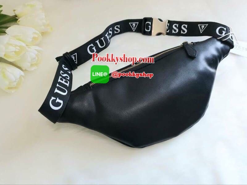 GUESS GESABEL GYM FANNY PACK กระเป๋าหนังคาดเอว/อก ด้านหน้าปั๊มโลโก้แบรนด์ทรงสามเหลี่ยม ตัวกระเป๋าเปิดปิดด้วยซิปใช้งานง่าย มี 2 ช่องซิป มีลูกเล่นซ่อนซิปหน้าคาดปิดด้วยสายพิมพ์โลโก้ ภายในกระเป๋าโล่งกว้าง สามารถใส่มือถือได้ทุกรุ่น จุของได้เยอะ รับรองถูกใจสาวๆ