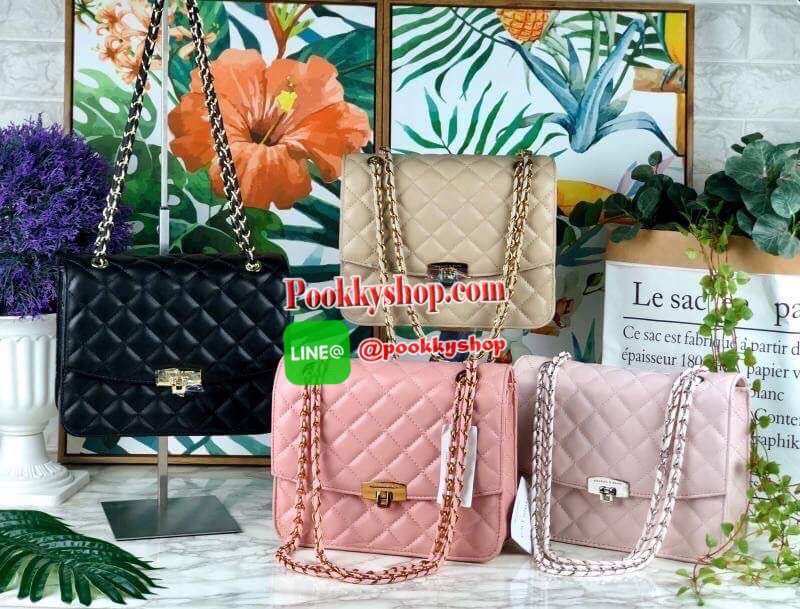 Charles & Keith Quilted Push Lock Bag กระเป๋าสะพายข้างวางอยู่ทรง ตัวกระเป๋าเป็นหนังผิวสัมผัสนุ่มมือ เดินลายตารางทั่วทั้งใบ ด้านหลังมีช่องพ็อกเก็ตใส่ของได้เล็กน้อย ด้านหน้าเปิดปิดแบบตัวล็อก ด้านในจุจุของได้เยอะ สามารถใส่ iPad mini ได้ สายสะพายจะทำเป็นสายคู