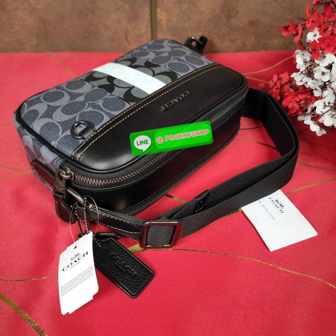 กระเป๋าสะพายข้างผู้ชาย COACH Graham Crossbody In Blocked Signature C9965 กระเป๋าผ้าเคลือบซิกเนเจอร์และหนังอย่างดี ภายในกระเป๋าเอนกประสงค์ ปิดซิปคู่ ซับในผ้า กระเป๋าสลิปด้านนอก สายปรับได้ยาว 25 นิ้ว สำหรับสะพายไหล่หรือสะพายข้าง