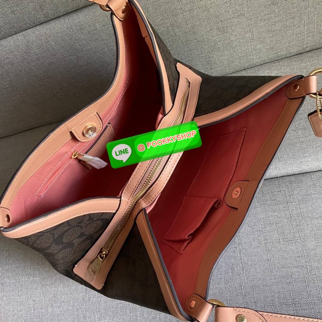 COACH C6232 KRISTY SHOULDER BAG IN SIGNATURE CANVAS (COACH C6232) สุดคุ้ม สาวๆสายช้อป ห้ามพลาด กระเป๋าสะพายไหล่ ใบใหญ่จุของได้เยอะ สายช้อปใช้งานเกินคุ้ม วัสดุหนังแคนวาส ภายในช่องกว้าง แบ่งสัดส่วน ด้านหน้ามีช่องซิป เปิด ปิด ด้วยกระดุมแม่เหล็กมีช่องซิปตรงกล