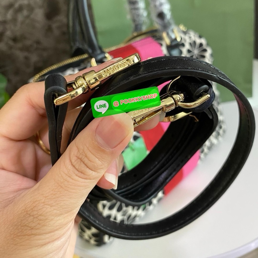 KATE SPADE NEW YORK SPADE FLOWER JACQUARD MANHATTAN DOCTORS BAG กระเป๋าถือหรือสะพายใบใหญ่ทรงหมอน โดดเด่นด้วยลวดลายเอกลักษณ์ทั้งใบ ด้านหน้าตกแต่งด้วยชื่อแบรนด์ เปิด-ปิดกระเป๋าด้วยซิปคู่ ด้านในโล่งกว้าง จุของได้เยอะมากค่ะ มีช่องซิปเล็กและช่องใส่ของจุกจิกค่ะ