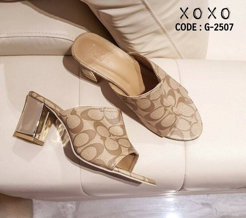 งานสวม ลายหนัง Coach สวย หรู ดูแพงเกินราคาขาย สวมใส่แมทส์ชุดง่าย หลายโอกาส เพิ่มความหรู ส้นสีทอง สวย งานเรียบร้อย ใส่สบาย ส้นทรงแท่ง ยื่นทรงตัวสบาย ไม่เมื่อย น้ำหนักเบา